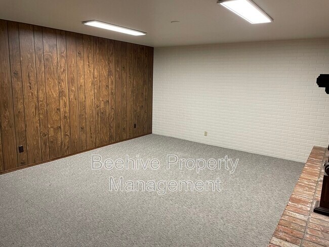 Building Photo - 1420 N Center St