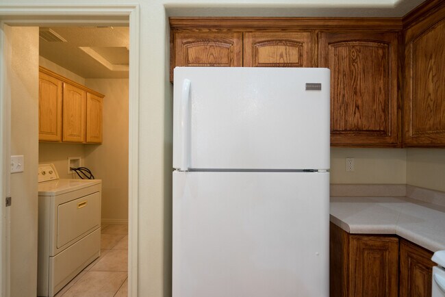 Building Photo - Open Five bedroom, three bath townhome for...