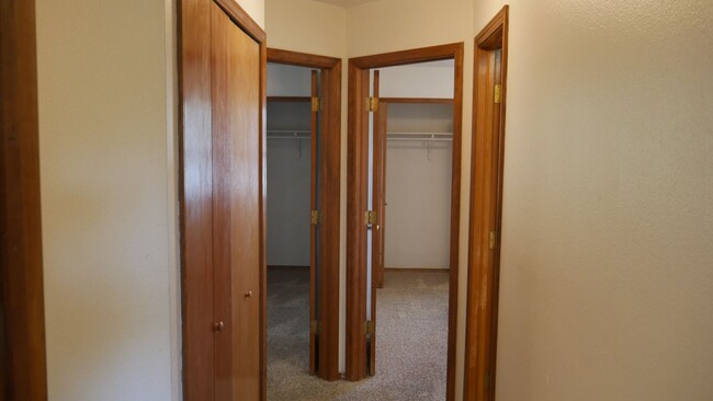 Building Photo - 4 Bed, 3 Bathroom House with Fenced in Bac...