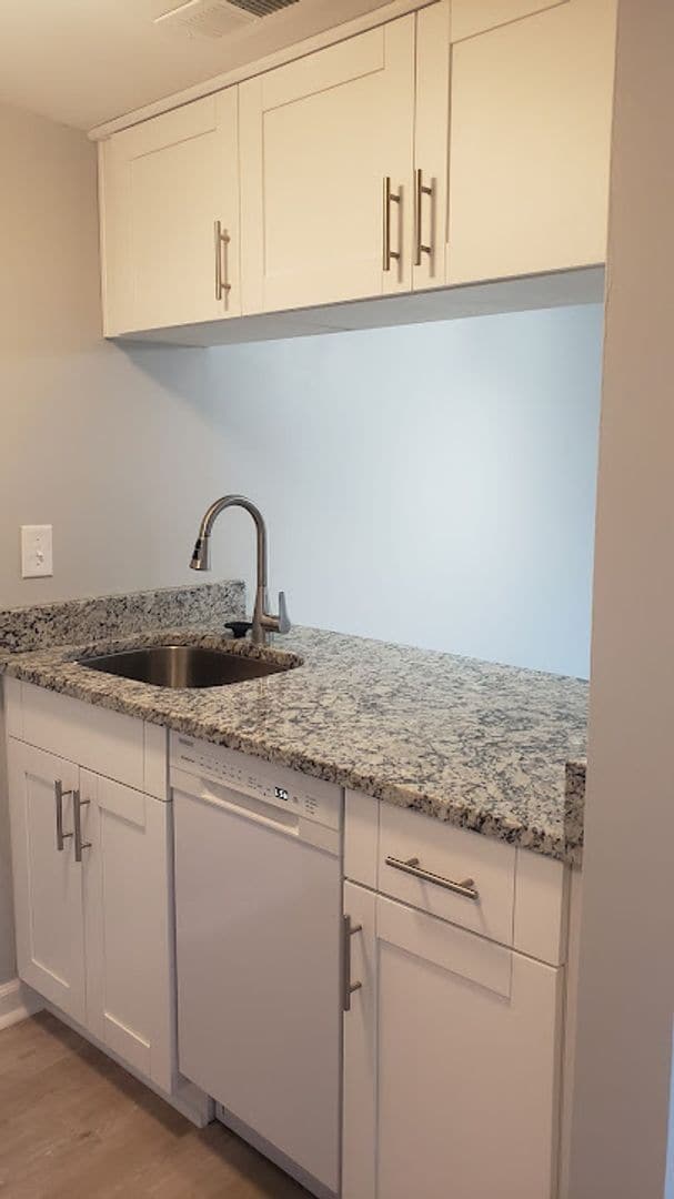 Building Photo - COMPLETELY RENOVATED