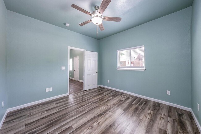 Building Photo - CUSD Home, 3BR/1BA, Modern Updates - Built...