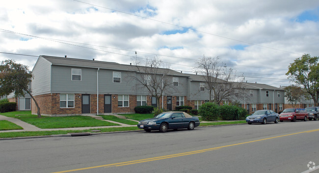 Building Photo - Summit Square Townhouses