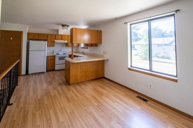 Building Photo - Cute Duplex in CDA
