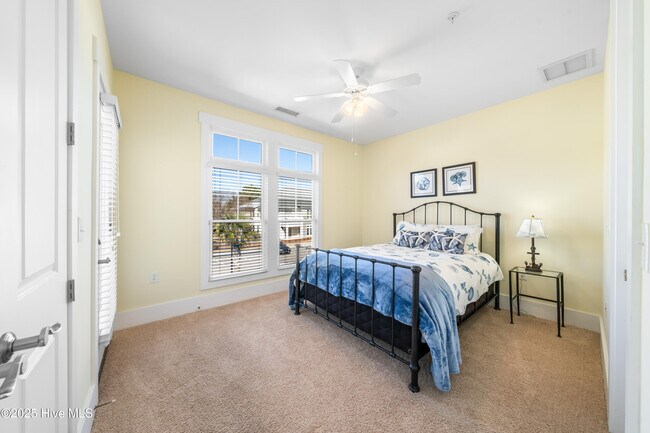 Building Photo - 2537 St James Dr SE