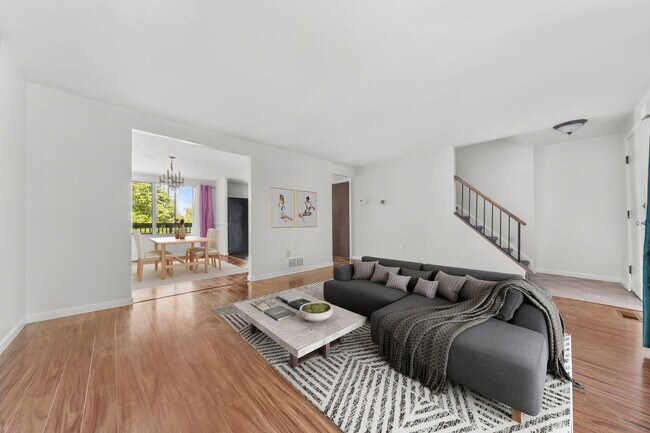 Building Photo - Recently Updated Home in Canonsburg!