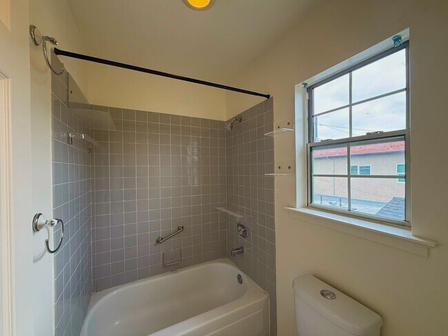 Building Photo - Welcome to This Charming 3BR/2BA Ocean Beach Coastal Home