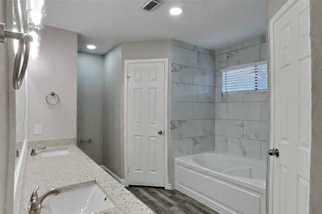 Building Photo - 16054 Pinyon Creek Dr