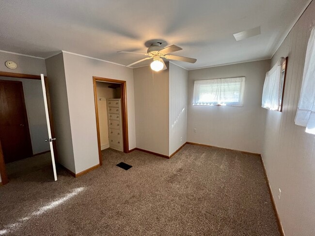 Building Photo - 911 N Center St