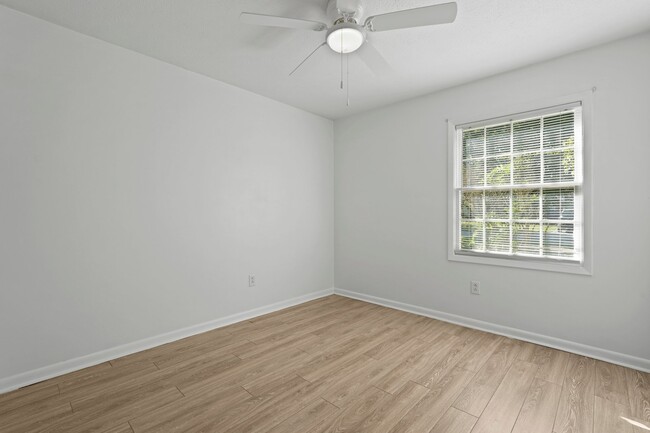 Building Photo - 18 Canterbury Cir