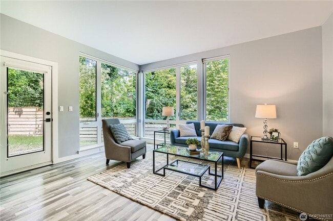 Building Photo - Spacious end-unit 3 bed townhome near Seat...