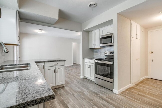 Building Photo - Amazing Home in Western Hills- 3 bed, 1.5 ...