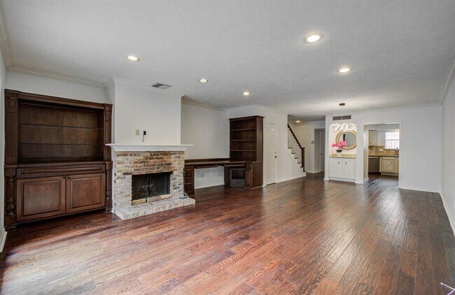 Building Photo - 926 Memorial Village Dr