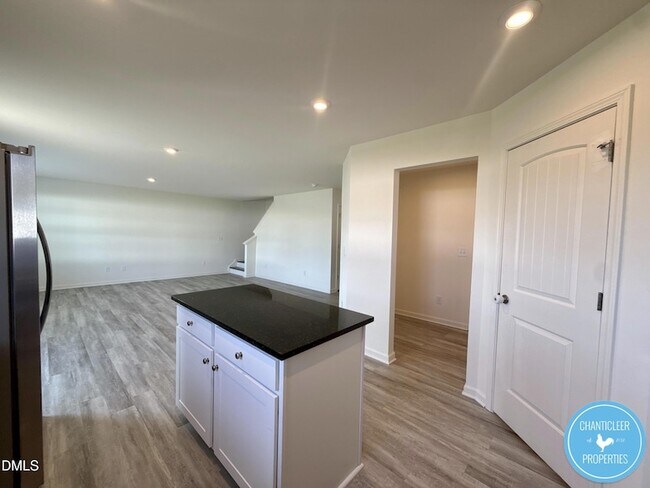 Building Photo - 49 Suhani Ln