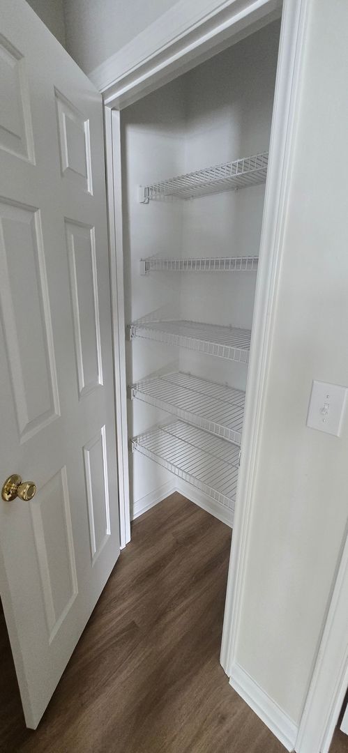 Building Photo - Great clean one level condo convenient to ...