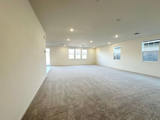 Building Photo - Beautiful and well-maintained home