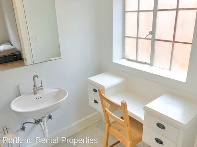 Building Photo - Studio, 1 bath House - 2829 SE Belmont St....