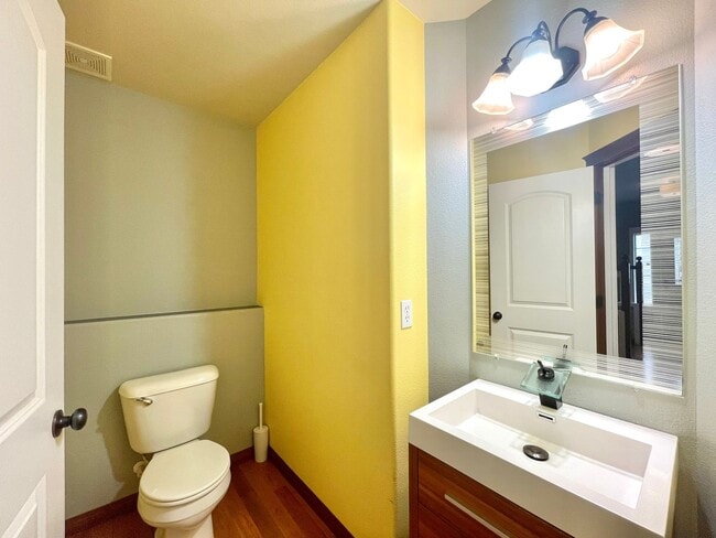 Building Photo - Spacious 4BR Home with A/C Near Alderwood Mall