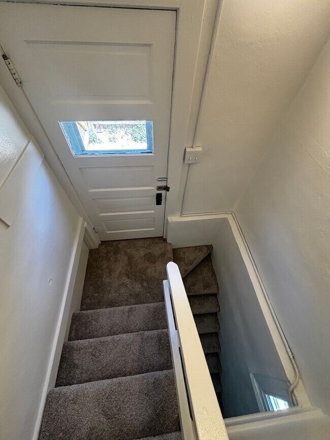 Building Photo - 3 Bedroom 2 Bathroom Home Near FE Warren & Frontier Park
