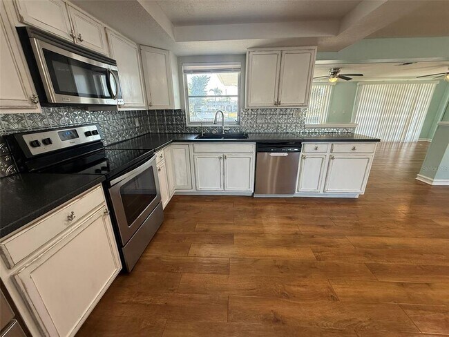 Building Photo - 121 Carlisle Ave NW