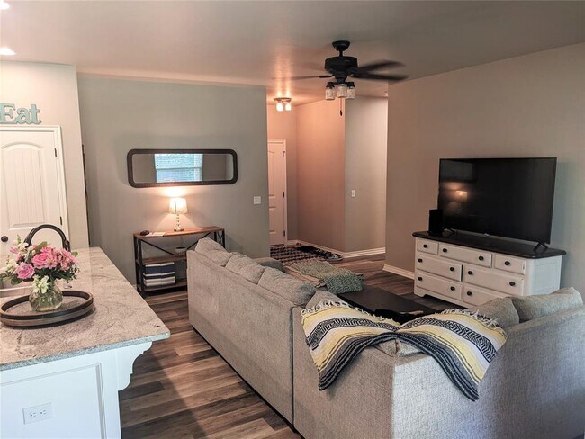 Building Photo - 3400 Lyric St