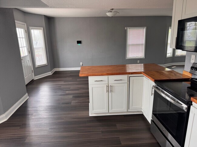 Building Photo - 3636 The Paseo