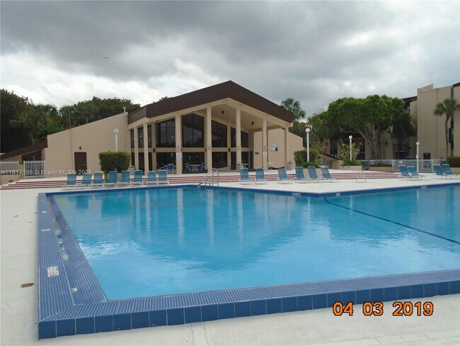 Building Photo - 14501 N Kendall Dr