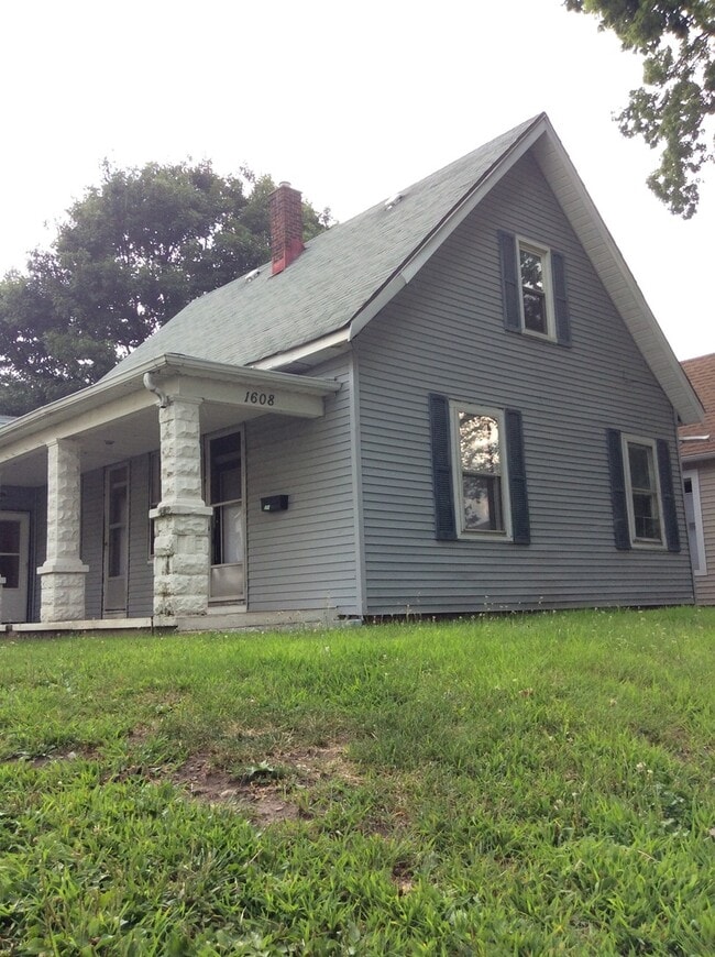 Building Photo - 2-Story House, 5Bed/2Bath with Washer/Drye...