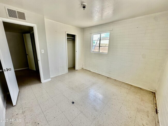 Building Photo - 4832 S 37th Ave