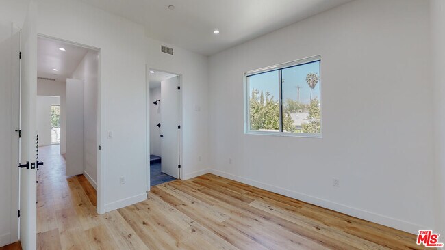 Building Photo - 4462 W Maplewood Ave