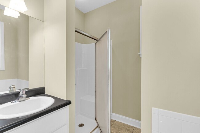 Building Photo - 4 Bedroom 2.5 Bathroom single family home ...