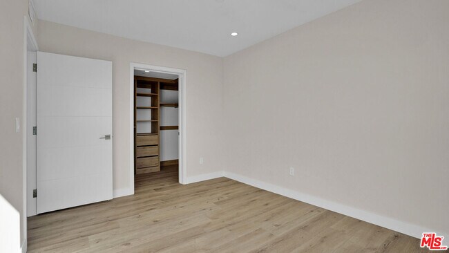 Building Photo - 846 S Mariposa Ave