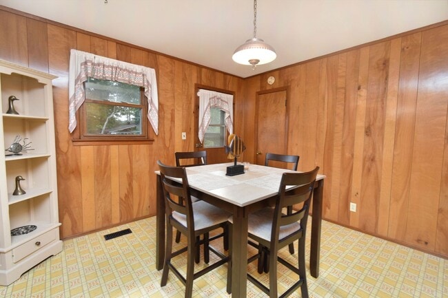 Building Photo - Charming 3 Bedroom, 2 Bath Home with Fence...