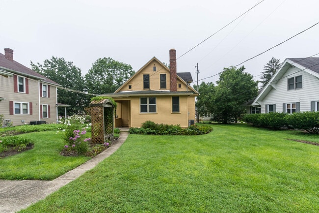 Such a pretty place to live! - 715 E 10th St