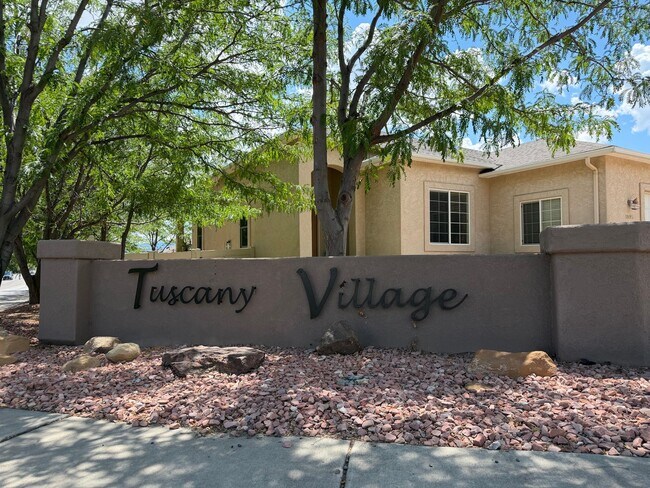 Building Photo - 1825 Venetian Dr
