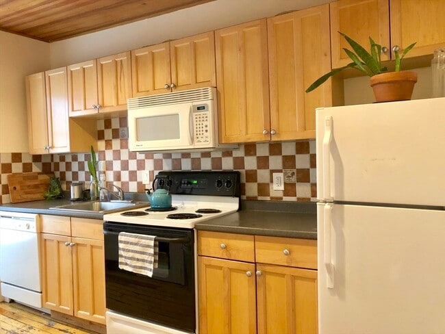 Building Photo - 62 Clarendon St