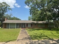 Building Photo - 3 Bedrom 2 bath with a 1 car garage