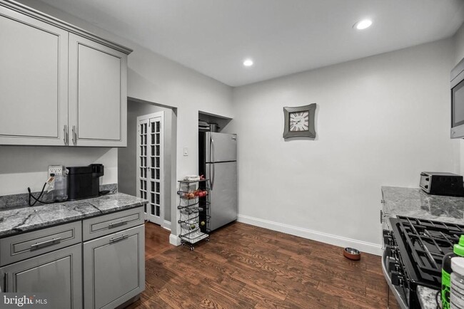 Building Photo - 5311 Sherwood Terrace
