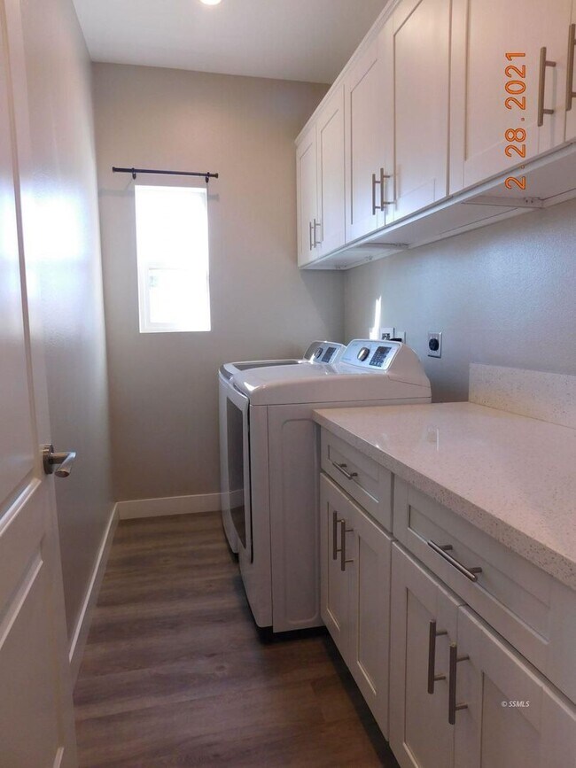 Building Photo - Beautiful 4 bed, 2.5 bath home AVAILABLE for RENT February 15th, 2026!