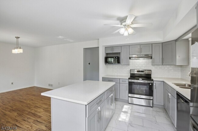 Building Photo - 14 Exeter Rd