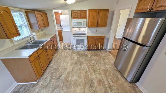 Building Photo - 2 Bed House with Washer/Dryer
