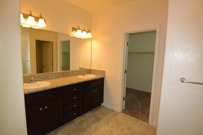 Building Photo - 3 bedroom 2 bathroom in Ashton Park gated community NW Visalia!