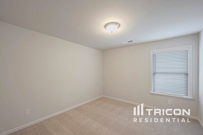 Building Photo - 325 Oxbow St