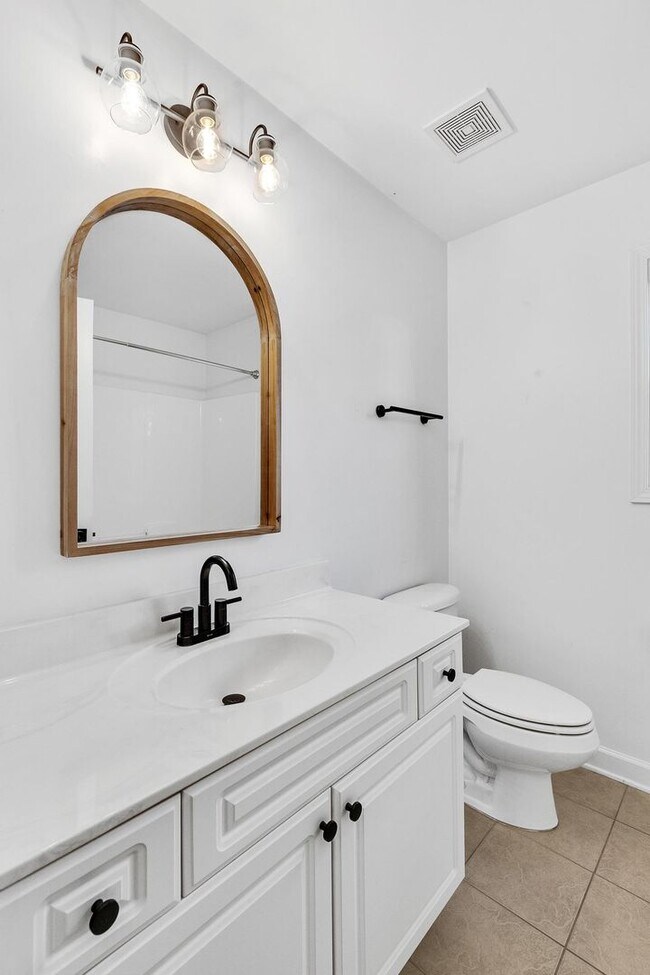 Building Photo - 3 bedroom with Community POOL!