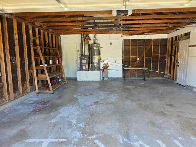 Building Photo - Close to Cal State