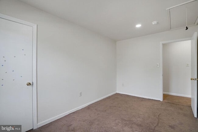 Building Photo - 9 Park Square Dr