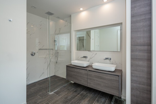 Building Photo - 126 Somerset Ave