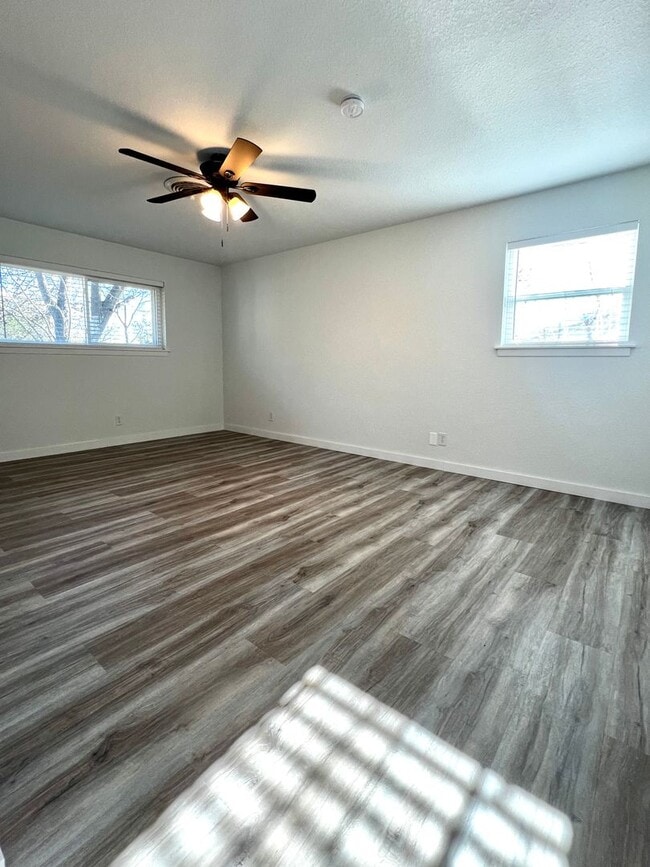 Building Photo - Beautifully Updated 3/2