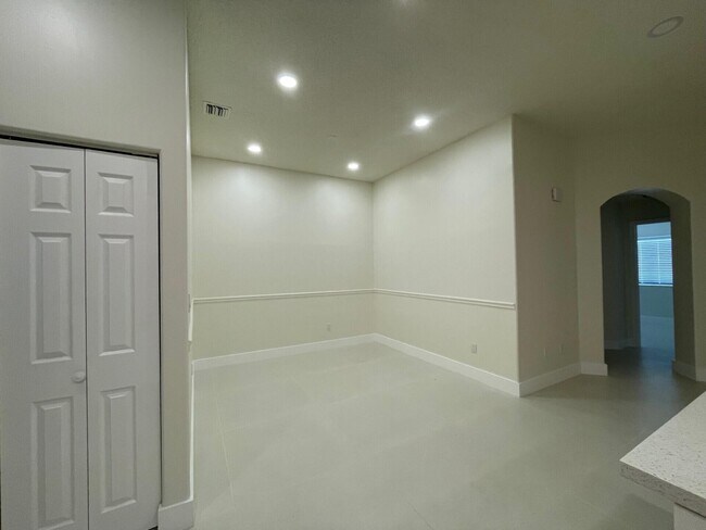 Building Photo - 1806 NW 98th Ave