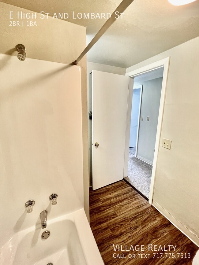 Building Photo - Huge 2-Bed apartment with washer/dryer hoo...