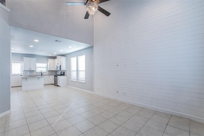 Building Photo - 921 Medina Wy